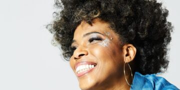 Macy Gray smiling