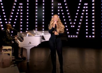Mariah Carey performing songs from The Emancipation of Mimi on The Mimi Sessions